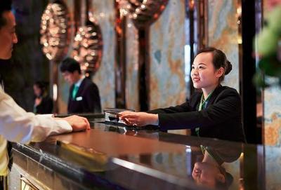 酒店前台熬夜薪水低，为何仍有人坚守？揭秘行业背后的吸引力